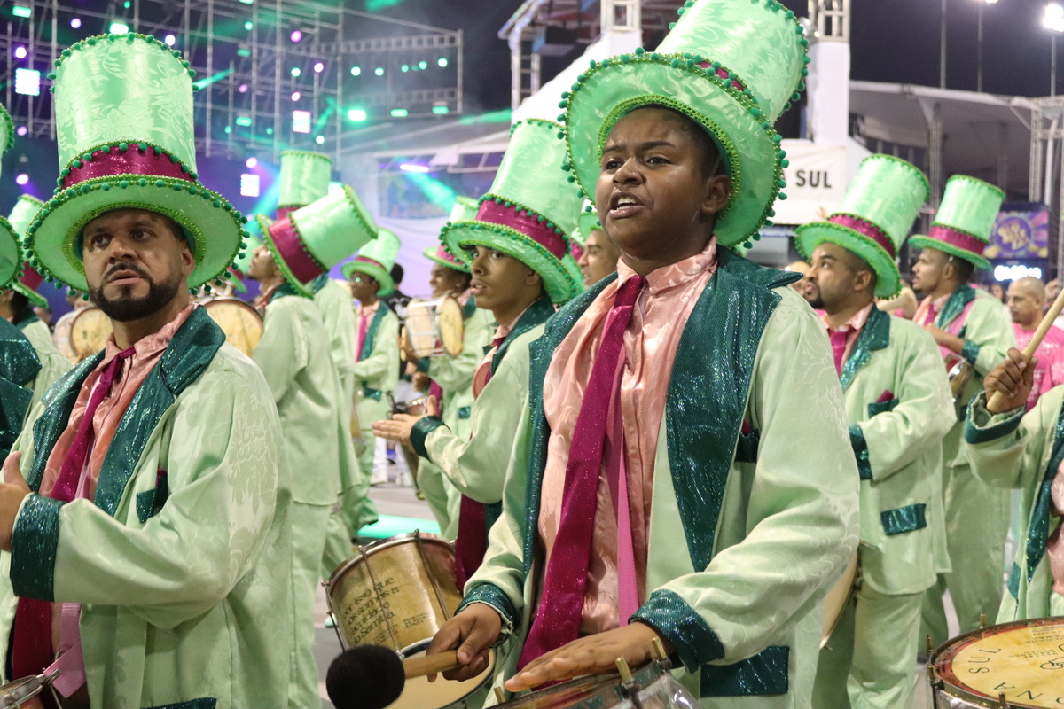 Barroca Zona Sul celebra seus 50 anos desfile marcado por plástica