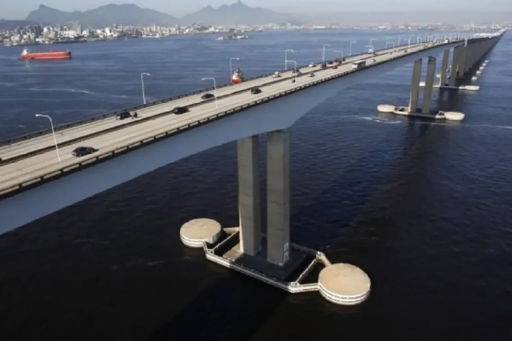 A ponte Rio-Niteroi quando foi construída, era considerada a terceira mais longa do mundo