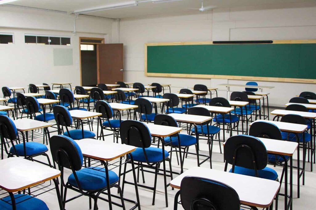 Em uma sala de aula a professora grita muito. Todas as vezes que um aluno conversa