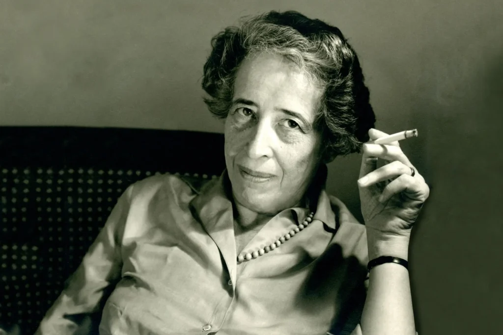 São estabelecidos fortes vínculos por Hannah Arendt entre o indivíduo e a sociedade