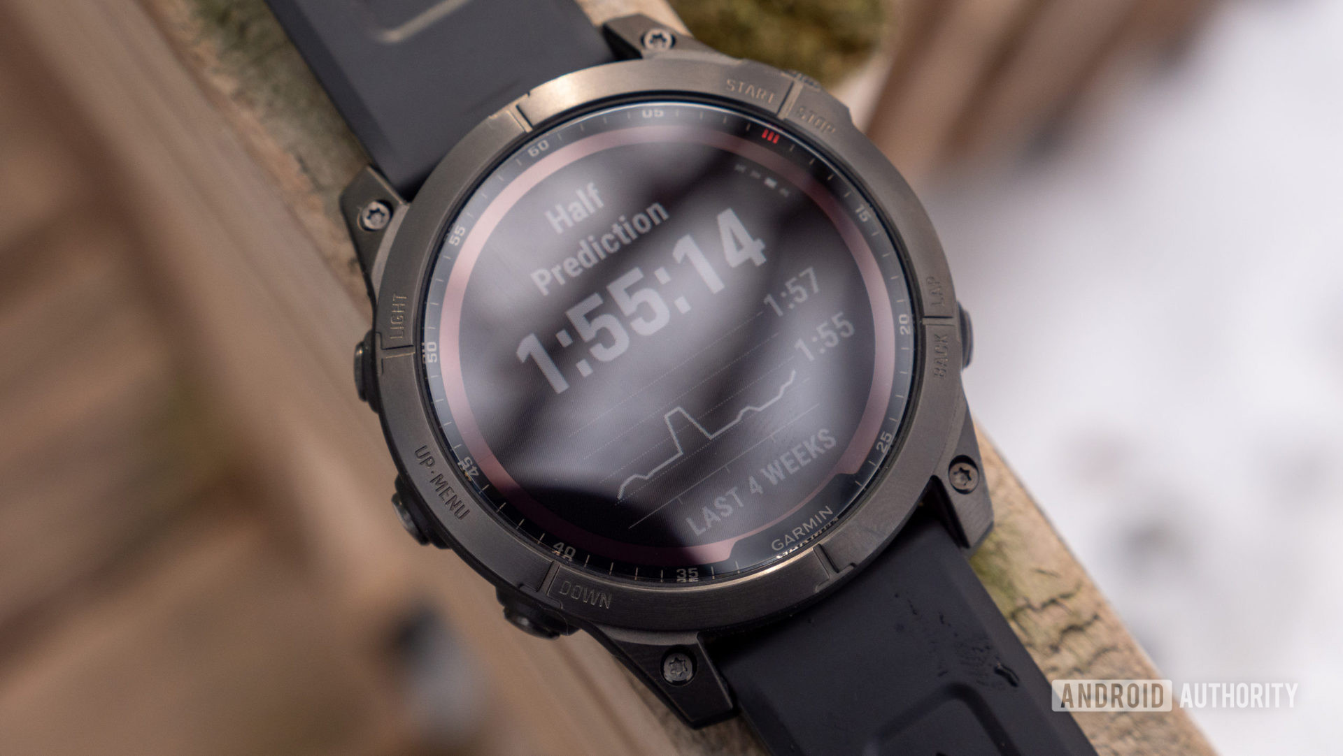 Um Garmin Fenix ​​7 Sapphire Solar exibe o preditor visual de corrida do usuário para uma meia maratona.