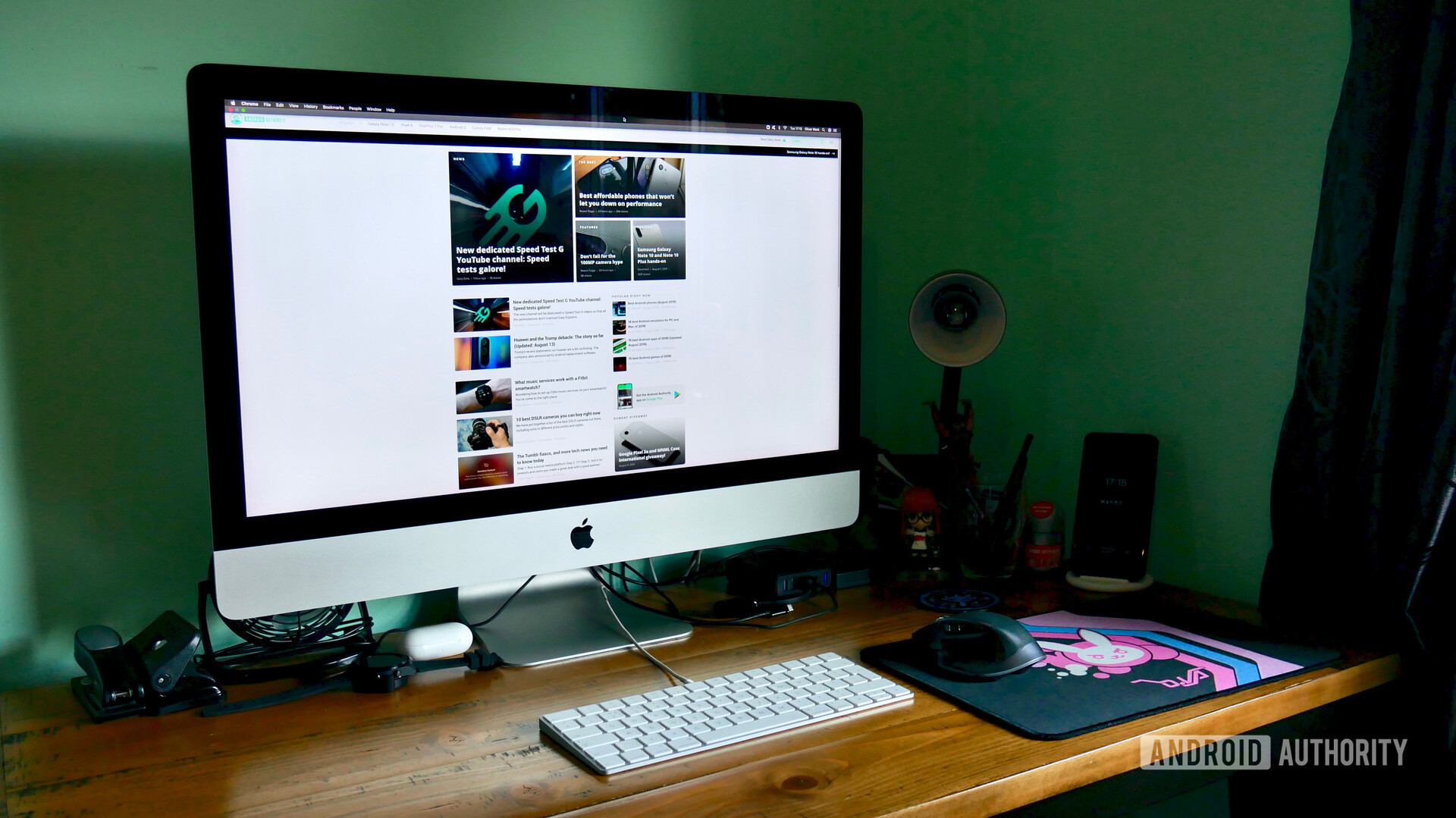 Um Apple iMac em uma mesa