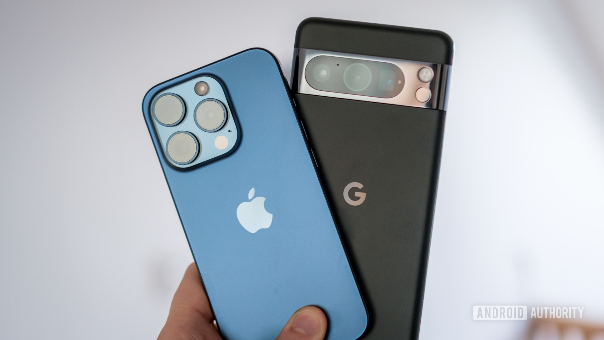 Pixel 8 Pro vs iPhone 15 Pro em mãos