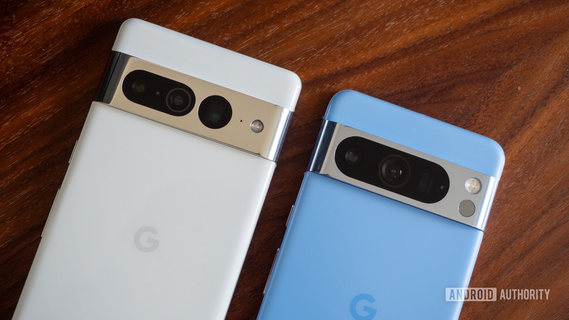 google pixel 8 pro bay azul vs pixel 7 pro branco traseiro 2
