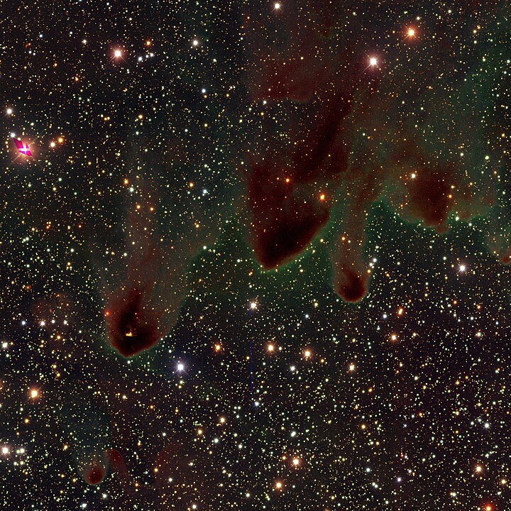 Esta imagem mostra três dos 32 CGs na Nebulosa Gum: CG 30, 31 e 8. Crédito da imagem: Por Legacy Surveys / D.Lang (Perimeter Institute) & Meli Thev - Trabalho próprio, CC BY 4.0, 