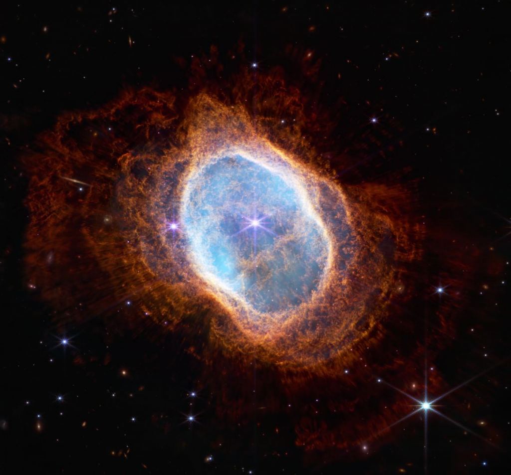 O Telescópio Espacial James Webb capturou esta imagem da Nebulosa do Anel Sul, ou NGC 3132, com seu instrumento NIRCAM.  Os glóbulos cometários poderiam ter começado como nebulosas em forma de anel antes de serem deformados por explosões de supernovas.  Crédito da imagem: Por imagem: NASA/ESA/CSA/Space Telescope Science Institute.  Domínio público